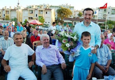 <strong><font face="verdana,geneva" size="2">KATILIM<br /><br /></font></strong><font face="verdana,geneva" size="2">A&ccedil;ılışa Sakarya B&uuml;y&uuml;kşehir Belediye Başkanı Aziz Duran, AKP Sakarya Milletvekili Hasan Ali &Ccedil;elik, AKP Merkez İl&ccedil;e Başkanı Ali İhsan Yavuz, ASKF Başkanı H&uuml;seyin Kama, Ada AVM M&uuml;d&uuml;r&uuml; Faruk Kahraman, &ccedil;evre mahalle muhtarları, okul m&uuml;d&uuml;rleri, sporcular ve &ccedil;ok sayıda davetli katıldı.<br /><br /></font><font face="verdana,geneva" size="2"><strong>HEDİYE<br /><br /></strong></font><font face="verdana,geneva" size="2">T&ouml;ren alanına Vekil &Ccedil;elik ile birlikte gelen Başkan Duran, &ccedil;ocukların b&uuml;y&uuml;k sevgi seliyle tezah&uuml;ratıyla karşılandı. T&uuml;m minik sporcularla birlikte hatıra fotoğrafı &ccedil;ektiren Başkan Duran ve Vekil &Ccedil;elik, onlara; spor malzemesi (forma, şort, ayakkabı ve futbol topu) dağıttı. Aldıkları hediyeden dolayı memnun kalan ocuklar, Başkan Duran&rsquo;a teşekk&uuml;r etti.<br /><br /></font><font size="2"><font face="verdana,geneva"><strong>HORON</strong><br /><br />Ardından sahne alan Sakaryalı Karadeniz Sanat&ccedil;ısı Ak&ccedil;aabatlı Şenol (Minik Şenol), s&ouml;ylediği karedeniz t&uuml;rk&uuml; ve şarkılarıyla davetlileri g&uuml;zel bir g&uuml;n yaşattı. S&ouml;ylediği hareketli Karadeniz şarkılarıyla herkezi coşturan Ak&ccedil;aabatlı Şenol; &ccedil;ocukların ısrarı &uuml;zerine piste gelen, Başkan Duran ve Vekil &Ccedil;elik&rsquo;i de &ccedil;ocuklarla birlikte horon oynattı.</font></font>