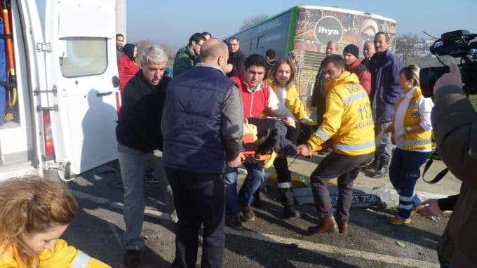Karaman-Camili yolunda yolcu otobüsü traktörle çarpıştı