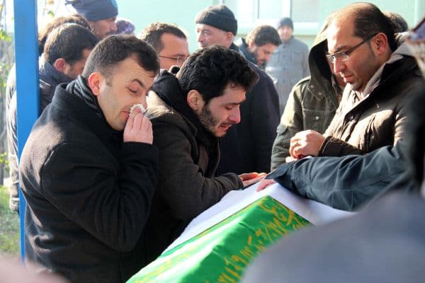 Kamyonun altında kalan küçük kız hayatını kaybetti