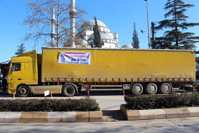 Akyazı'dan Suriye'ye 26 tonluk gıda malzemesi taşıyan tır yola çıktı