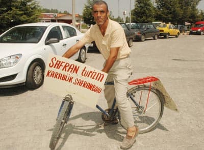 Bisikletiyle Dolaşarak Otobüs Firmasına Yolcu Buluyor