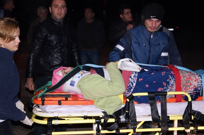 Otomobil tırla çarpıştı: 3 yaralı