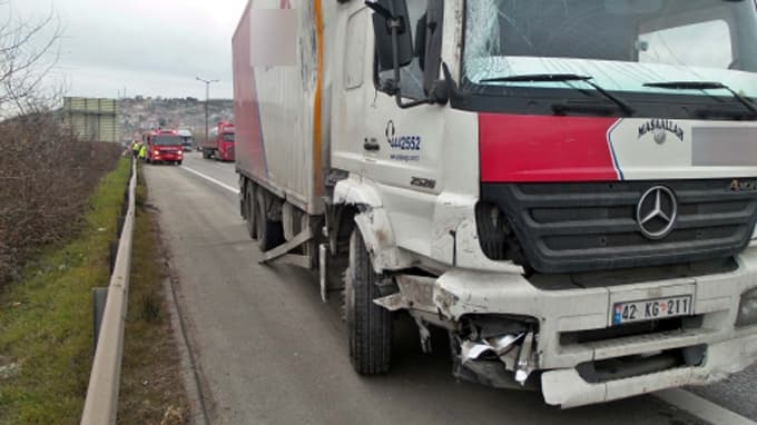 Kamyonun çarptığı LPG tankeri, şarampole yuvarlandı
