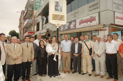 <font face="verdana,geneva"><font size="2">SGC Başkanı Sezai Matur ise 2007 yılında Basın Bayramı'nı kutlarken acı haberi aldıklarını belirtti.<br /><br />G&ouml;ng&ouml;rs&uuml;n'&uuml;n yıllarını basına verdiğini kaydeden Matur, ''Kendisini bir kez daha rahmetle anıyorum. G&uuml;ng&ouml;rs&uuml;n'&uuml;n gazeteciliği adına s&ouml;ylenecek &ccedil;ok şey var. Ger&ccedil;ekten gazeteciliği hepimize &ouml;ğreten bir insandı. Ben dahi pek &ccedil;ok gazeteci kendisinden &ccedil;ok şey &ouml;ğrendi. SGC i&ccedil;in de &ccedil;ok şey yaptı. Depremde yıkılan bir binayı kazandırdı. Sakarya basınına kimlik kazandırdı. O'nun ardından yerini doldurmaya &ccedil;alışıyoruz, doldurabildiğimizi zannetmiyoruz ama O'nun hedeflerine ulaşmak i&ccedil;in &ccedil;alışıyoruz. Hedeflerinden biri b&uuml;y&uuml;k bir basın merkezi yapmaktı. Cemiyet olarak bir yer temin ettik. Necdet G&uuml;ng&ouml;rs&uuml;n basın Merkezi'nin inşası i&ccedil;in &ccedil;alışmalarımız s&uuml;r&uuml;yor'' diye konuştu. Konuşmaların ardından Necdet G&uuml;ng&ouml;rs&uuml;n'&uuml;n lahiyası a&ccedil;ıldı.</font><br /></font>
