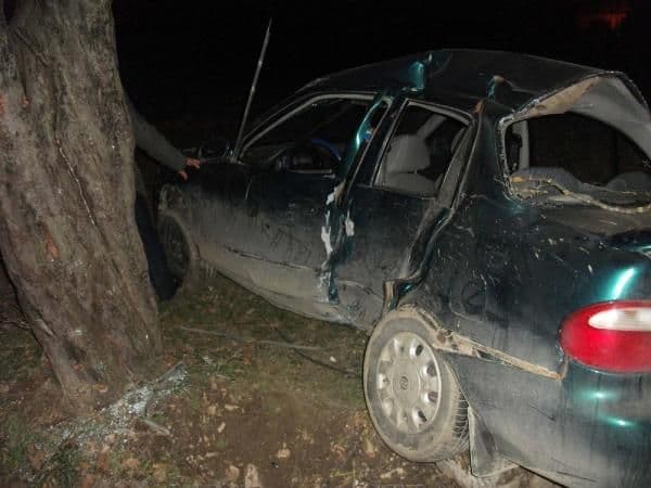 Alkollü sürücü, otomobiliyle ağaca çarptı