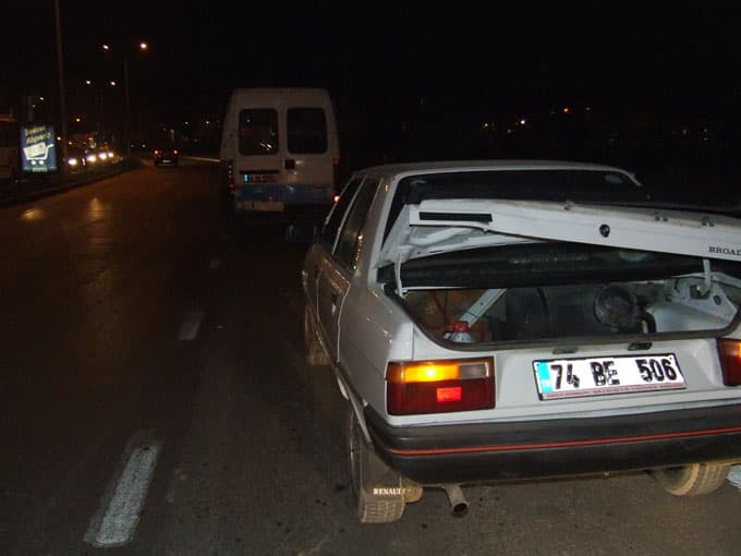 Freni patlayan minibüs kırmızı ışıkta duran araçlara çarptı