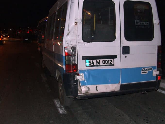 Freni patlayan minibüs kırmızı ışıkta duran araçlara çarptı