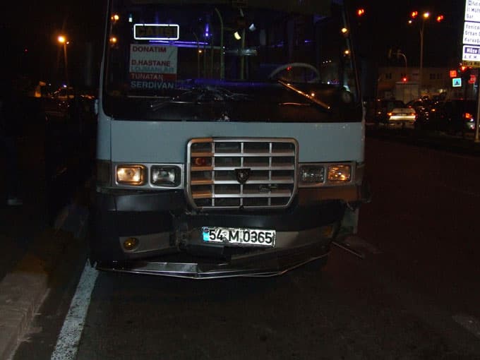 Freni patlayan minibüs kırmızı ışıkta duran araçlara çarptı