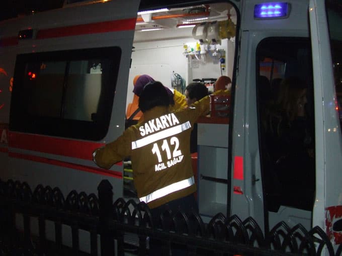 Freni patlayan minibüs kırmızı ışıkta duran araçlara çarptı