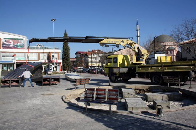 Yeni saat Arifiye Kent Meydanı'na çok yakıştı