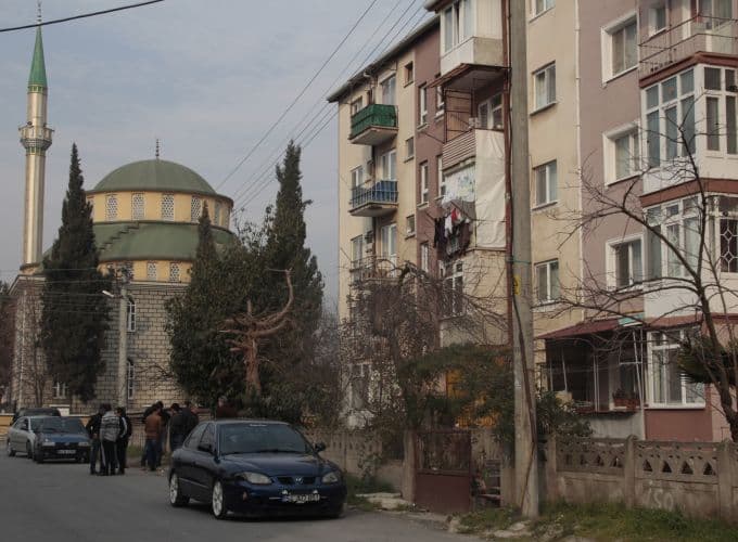 4 çocuğunun annesini bıçaklayarak öldürdü