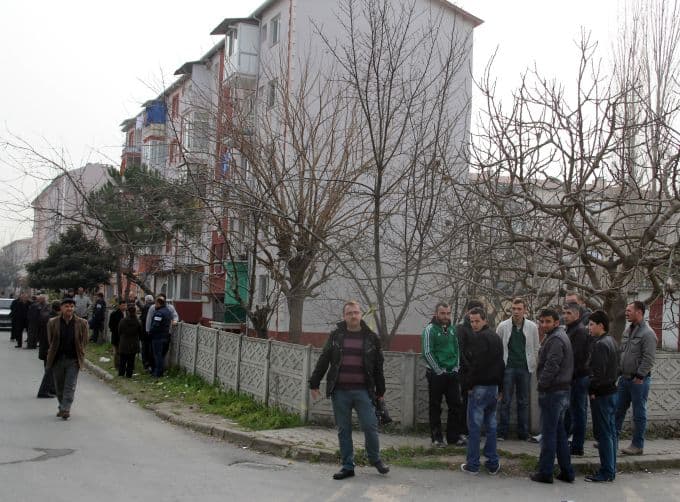 4 çocuğunun annesini bıçaklayarak öldürdü
