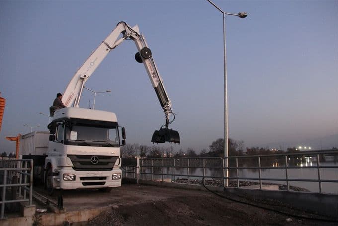 HES, Sakarya Nehri'ni de temizliyor