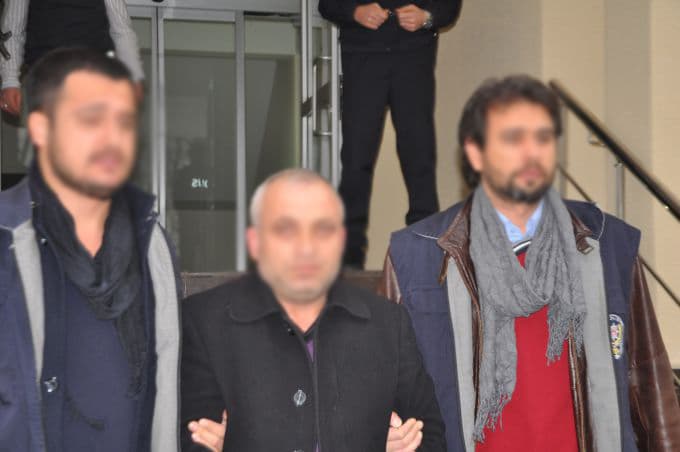 4 çocuğunun annesini bıçaklayarak öldürdü