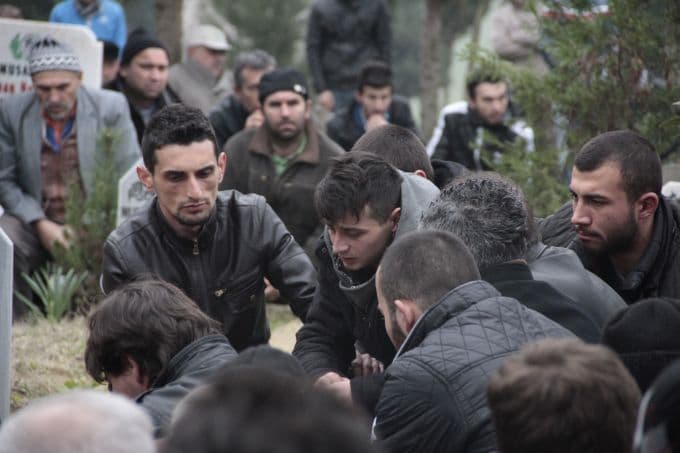 4 çocuğunun annesini bıçaklayarak öldürdü