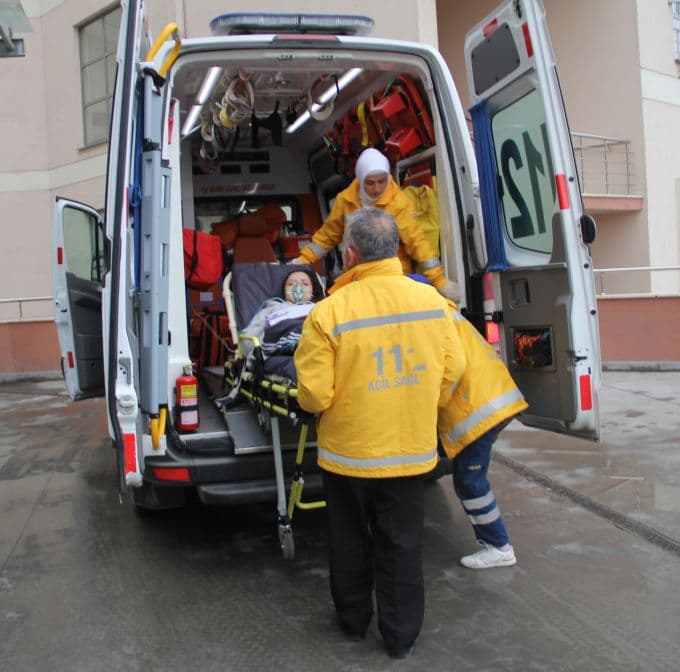 Anne ve iki çocuğu sobadan sızan gazdan zehirlendi