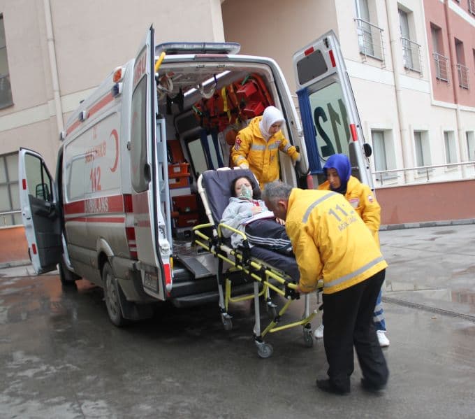 Anne ve iki çocuğu sobadan sızan gazdan zehirlendi