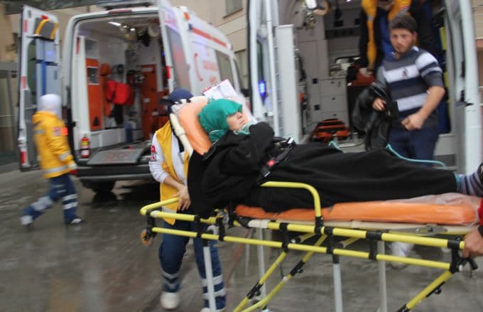 Anne ve iki çocuğu sobadan sızan gazdan zehirlendi