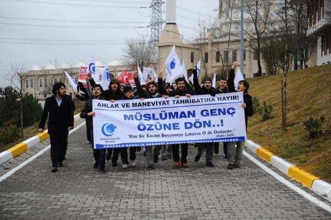 AGD üyeleri, SAÜ'de yılbaşı eylemi yaptı