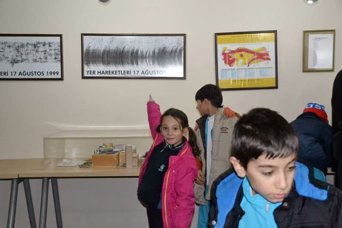 Öğrenciler Deprem Müzesi'nde