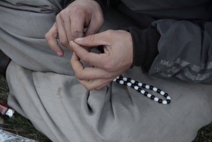 2 TL'ye sattığı tesbihlerle kardeşini okutuyor