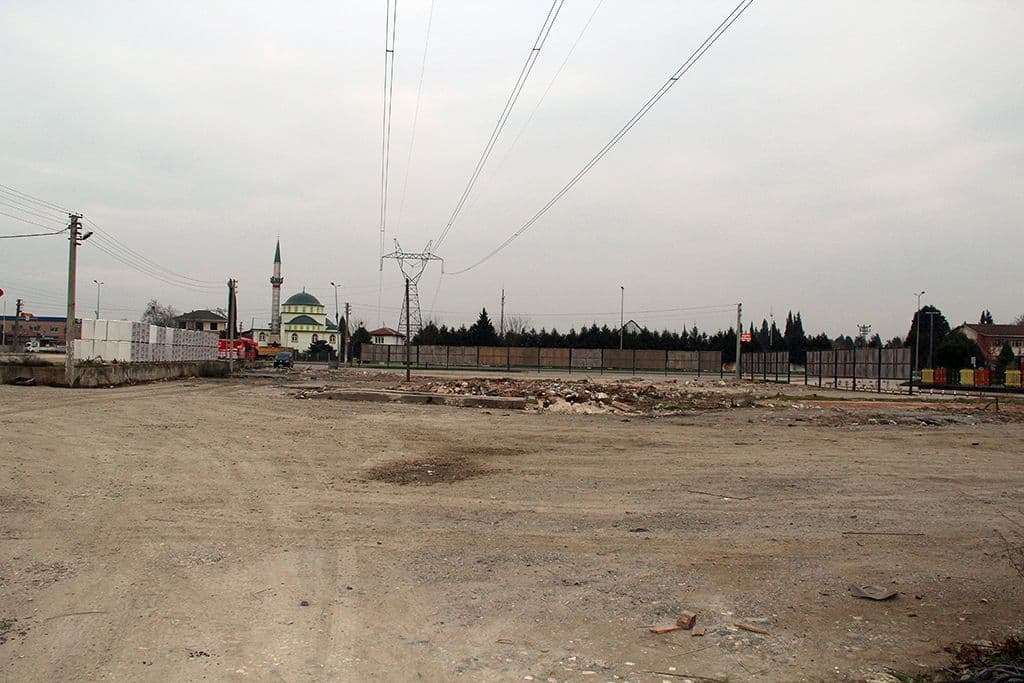 Eski TIR ve kamyon garajı, park oluyor