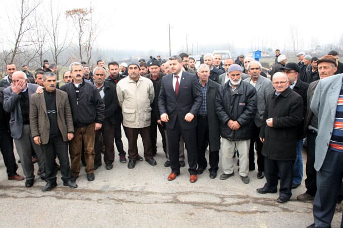 Mahalle sakinleri, köprüde eylem yaptı