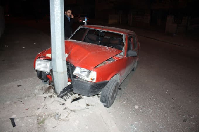 Otomobil aydınlatma direğine çarptı: 3 yaralı