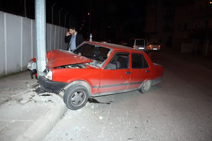 Otomobil aydınlatma direğine çarptı: 3 yaralı
