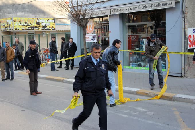 Cadde ortasında bacaklarına 4 el ateş açıldı