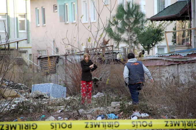 Cadde ortasında bacaklarına 4 el ateş açıldı
