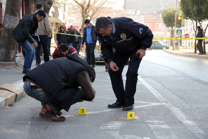 Cadde ortasında bacaklarına 4 el ateş açıldı