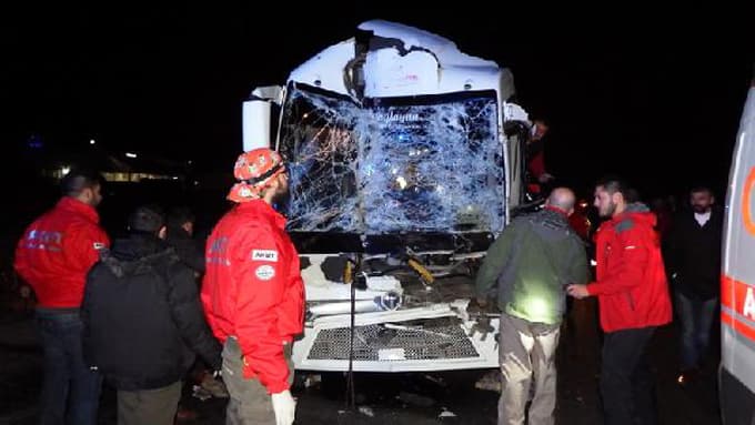 Midibüs TIR'a çarptı: 10 yaralı