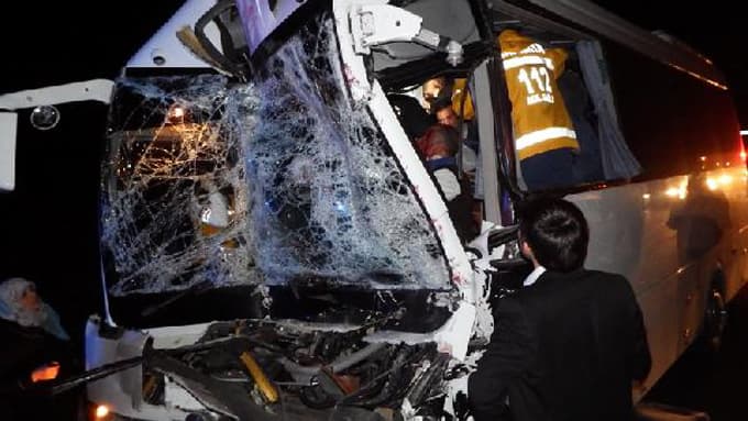 Midibüs TIR'a çarptı: 10 yaralı