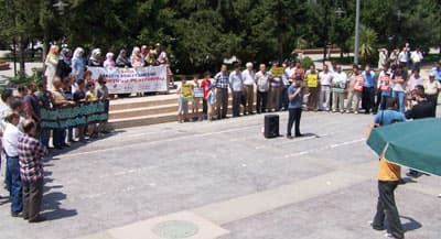 <font face="verdana,geneva" size="2">A&ccedil;ıklamada baş&ouml;rt&uuml;s&uuml; meselesinin sorunun &ouml;z&uuml; ve tamamı olmadığı, sembol&uuml; ve g&ouml;r&uuml;n&uuml;r hali olduğu, sorunun eğitim hakkı yada fıkhi bir sorun olmadığı dile getirildi. <font color="#cc0000">&ldquo;Baş&ouml;rt&uuml;s&uuml; yasağı T&uuml;rkiye&rsquo;de sahih M&uuml;sl&uuml;man kimliğin yozlaştırılması ve i&ccedil;eriksizleştirilmesini projesidir. Ve baş&ouml;rt&uuml;s&uuml; platformları bu saldırı karşısında T&uuml;rkiye&rsquo;de ki M&uuml;sl&uuml;manların r&uuml;şt ispatı, diz &ccedil;&ouml;kt&uuml;r&uuml;lmeye karşı dik duruşlarıdır.&rdquo;</font> s&ouml;zleriyle devam eden a&ccedil;ıklamada ayrıca; Fransa&rsquo;da ve Amerika&rsquo;da yaşanan &ouml;rneklerinden de anlaşılacağı &uuml;zere bu y&uuml;zyılın k&uuml;resel sorunları arasında&ldquo; baş&ouml;rt&uuml;s&uuml;&rdquo;n&uuml;n ilk sıralarda yer alacağı ifade edildi. <br /><br /></font><font face="verdana,geneva" size="2">Vahiyle hayat bulan insanların vahyin mesajını hayata taşıma &ccedil;abalarının zalimleri tedirgin ettiğini s&ouml;yleyen Mendi, a&ccedil;ıklamasını şu s&ouml;zlerle sonlandırdı: &ldquo;T&uuml;rkiye M&uuml;sl&uuml;manları olarak tevhid, adalet ve &ouml;zg&uuml;rl&uuml;k temelli bir gelecek istiyorsak, bunun İslami kimliğimizi ve değerlerimizi sonuna kadar savunan bir m&uuml;cadele geleneğinin inşasına bağlı olduğunu unutmamalıyız. Bizi birbirimize bağlayan bu halkayı g&uuml;&ccedil;lendirmek ve Baş&ouml;rt&uuml;s&uuml; İntifadası&rsquo;nı meydanlara taşımak bizim i&ccedil;in ibadi bir sorumluluktur. B&ouml;yle bir sorumluluk biliciyle verdiğimiz m&uuml;cadelede t&uuml;m onurlu, erdemli ve duyarlı insanları harekete ge&ccedil;meye davet ediyoruz. Kesintisiz zulme karşı kesintisiz direniş, hemen, şimdi, her yerde!&rdquo;</font>