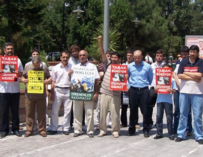 <font size="2"><font face="verdana,geneva">A&ccedil;ıklama boyuca; &quot;Tevhid Adalet &Ouml;zg&uuml;rl&uuml;k&quot; pankartı ve &quot;İnancına &Ouml;rt&uuml;ne Kimliğine Sahip &Ccedil;ık&quot;, &quot;Yasak S&uuml;r&uuml;yor, Duyuyor musunuz?&quot;, &quot;Sen Değilsen Kim; Şimdi Değilse Ne Zaman&quot; yazılı d&ouml;vizler taşıyan katılımcılar &quot;Direne Direne Kazanacağız&quot; ve &quot;Yaşasın Baş&ouml;rt&uuml;s&uuml; Direnişimiz&quot; gibi sloganlar attılar. <br /><br /><strong>Sakarya Adalet Girişimi Baş&ouml;rt&uuml;s&uuml; Platformu, 150&rsquo;inci Basın A&ccedil;ıklaması</strong></font></font><strong><font face="verdana,geneva" size="2"> </font><p align="left"><font face="verdana,geneva" size="2">150. Hafta, Y&uuml;r&uuml;y&uuml;ş Devam Ediyor&hellip;</font></p><p align="left"><font face="verdana,geneva" size="2"></font></p></strong><p align="left"><font face="verdana,geneva" size="2">Siyasette t&uuml;m taşların yerinden oynadığı bir zaman dilimini yaşıyoruz. Toplumsal dinamiğin siyasal gelişmeleri tetiklediği ve d&ouml;n&uuml;şt&uuml;rd&uuml;ğ&uuml; bu s&uuml;reci doğru okumak zorundayız. Ergenekon soruşturmasıyla a&ccedil;ığa &ccedil;ıkan şey yeni bir iktidar bloğunun şekillenmesi durumudur.</font></p><p align="left"><font face="verdana,geneva" size="2">ABD, safralarından kurtulmuş, yeniden yapılanmış Asker ve AKP arasında oluşmaya başlayan yeni iktidar dengesi anlamına gelmektedir.</font></p><p align="left"><font face="verdana,geneva" size="2">Bu blokta ABD T&uuml;rkiye&rsquo;den İslam d&uuml;nyasına model olacak bir İslam anlayışı isterken, yeni askerler Kemalizmin siyasal İslam&rsquo;a karşı bir anti tez olduğu arg&uuml;manını kullanıyor.</font></p>