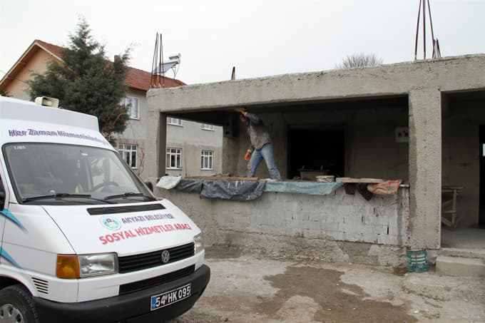 Akyazı'da zarar gören evler onarılıyor