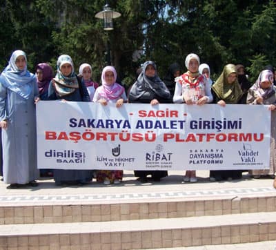 <p align="left"><font face="verdana,geneva" size="2">Bu noktada AKP&rsquo;ye d&uuml;şen rol de bu iki tezden bir sonu&ccedil; &ccedil;ıkarmak; bizim &ldquo;Kemalist İslam&rdquo; dediğimiz şey işte bu son s&uuml;recin BOP &ccedil;er&ccedil;evesindeki nihai hedefi olarak okunabilir.</font></p><p align="left"><font face="verdana,geneva" size="2">Bu s&uuml;re&ccedil;te doğru değerlendirilmesi gereken bir diğer unsurda toplumsal yapının g&ouml;sterdiği gelişmedir. Şehirli okur-yazar oranının y&uuml;ksek olduğu bu yeni orta sınıf, mevcut siyaset mekanizmasının tıkandığı noktada yeni mecralar oluşturmakta, yeni ifade bi&ccedil;imleri bulmaktadır. Son derece olumlu olan bu durum hen&uuml;z ideolojik bir &ouml;nderlik bulamadığı i&ccedil;in &ccedil;ok genel liberal motifleri kullanmakta, geniş kitleleri harekete ge&ccedil;irebilmektedir.</font></p><p align="left"><font face="verdana,geneva" size="2">Darbelere ve darbecilere karşı &ccedil;ıkarken bağımsız ve ilkeli basın talebini dillendirirken meydanlara &ccedil;ıkıp kendini bizzat temsil ederken oluşan sinerji işte bu toplumsal dinamiğin g&uuml;c&uuml;d&uuml;r. Bu &ccedil;er&ccedil;eveyi g&ouml;z &ouml;n&uuml;ne aldığımızda t&uuml;m toz dumanın arasında asıl vakayı daha net g&ouml;rebilme yeteneğini de kazanacağız.</font></p><p align="left"><font face="verdana,geneva" size="2">Bir halkasının daha 150. haftasına girdiği baş&ouml;rt&uuml;s&uuml; platformları geleneği, kendi tezini ve &ouml;zg&uuml;n m&uuml;cadele stratejisini geliştirmeye, akt&uuml;el gelişmelerin y&ouml;nlendirmelerine kapılmadan hassas noktalara dokunmaya teşhis ve tez &uuml;retmeye devam edecektir.</font></p><p align="left"><font face="verdana,geneva" size="2">Zira baş&ouml;rt&uuml;s&uuml; meselenin &ouml;z&uuml; ve tamamı değil, sembol&uuml; ve g&ouml;r&uuml;n&uuml;r halidir. Baş&ouml;rt&uuml;s&uuml; ne bir eğitim hakları sorunu, ne salt fıkhi bir meseledir. Baş&ouml;rt&uuml;s&uuml; yasağı T&uuml;rkiye&rsquo;de sahih M&uuml;sl&uuml;man kimliğin yozlaştırılması ve i&ccedil;eriksizleştirilmesinin projesidir. Ve baş&ouml;rt&uuml;s&uuml; platformları bu saldırı karşısında T&uuml;rkiye&rsquo;de ki M&uuml;sl&uuml;manların r&uuml;şt ispatı, diz &ccedil;&ouml;kt&uuml;r&uuml;lmeye karşı dik duruşlarıdır.</font></p>