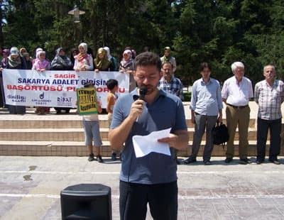 <p align="left"><font face="verdana,geneva" size="2">Baş&ouml;rt&uuml;s&uuml; k&uuml;resel istikbarın M&uuml;sl&uuml;man kimliğe a&ccedil;tıkları savaşın kod adıdır. &Ouml;yle ki, M&uuml;sl&uuml;manların hayatın i&ccedil;inde etkinlik ve g&ouml;r&uuml;n&uuml;rl&uuml;k kazandığı her coğrafyada, İslam&rsquo;a karşı duyulan kin ve nefret de deşifre etmektedir. Ge&ccedil;tiğimiz hafta i&ccedil;inde Fransa Danıştay&rsquo;ı Fas doğumlu M&uuml;sl&uuml;man bir hanımın vatandaşlık talebini tesett&uuml;r bi&ccedil;iminden dolayı reddederken Amerika&rsquo;da ise McDonald&rsquo;s yetkilileri, iş başvurusu yapan iki hanıma sırf baş&ouml;rt&uuml;l&uuml; oldukları i&ccedil;in hakaret etmişlerdir. </font></p><p align="left"><font face="verdana,geneva" size="2"></font></p><p align="left"><font face="verdana,geneva" size="2">G&ouml;r&uuml;nen o ki, bu y&uuml;zyılın k&uuml;resel sorunları arasında &ldquo;baş&ouml;rt&uuml;s&uuml;&rdquo; de ilk sıralardaki yerini alacaktır! Zira Vahiyle hayat bulan milyonlar vahyin mesajını hayata taşımakta ve zalimleri her g&uuml;n daha fazla tedirgin etmektedir. Cumhuriyet yazarı İlhan Sel&ccedil;uk&rsquo;un &ldquo;tesett&uuml;r&rdquo; bahsinde s&ouml;yledikleri bu oryantalist algılamanın somut &ouml;rneklerinden sadece biridir. O da tıpkı batılı efendileri gibi &ouml;rt&uuml;nmeyi geri kalmışlıkla izah etmeye kalkışarak acınası bir duruma d&uuml;şmektedir.</font></p><p align="left"><font face="verdana,geneva" size="2"></font></p><p align="left"><font face="verdana,geneva" size="2">Tam da bu arayışların daha y&uuml;ksek sesle ifade edildiği bir s&uuml;re&ccedil;te, belirtmek istiyoruz ki baş&ouml;rt&uuml;s&uuml; zulm&uuml; yokmuş gibi davranarak toplumsal sorunlarımıza &ccedil;&ouml;z&uuml;m istemek ve yanlış adreslerde &ldquo;uzlaşı&rdquo; aramak ele ge&ccedil;en tarihi fırsatı heba etmek demektir. Baskı, s&ouml;m&uuml;r&uuml;, şiddet ve zul&uuml;m d&uuml;zeni tesis edenlerin resmi ideolojisine sığınarak sorunların halledileceğini ummak ger&ccedil;ekleşmeyecek bir hayaldir. Toplumsal sorunlar, o sorunları &uuml;reten zihniyetle uzlaşarak &ccedil;&ouml;z&uuml;lemez. Darbecilerin ideolojisini eleştirmeden darbelere, Ergenekon&rsquo;u &uuml;reten zihniyetle hesaplaşmadan Ergenekonculara ve askeri vesayet sistemine dokunmadan baskı ve yasaklara karşı &ccedil;ıkmak ancak havanda su d&ouml;vmektir. </font></p><p align="left"><font face="verdana,geneva" size="2"></font></p><p align="left"><font face="verdana,geneva" size="2">Siyasetini, kendi kimliğini sonuna kadar sahiplenerek &uuml;retemeyen ve muhalif s&ouml;ylemini, resmi ideolojiye sığınmadan inşa edemeyen bir m&uuml;cadele; kendi meselelerine kalıcı &ccedil;&ouml;z&uuml;mler &uuml;retemez. Sisteme karşı k&ouml;kl&uuml; bir eleştiri getirmeyen ve haklı taleplerini kendi kimliği ve s&ouml;ylemiyle savunamayan hi&ccedil;bir m&uuml;cadele bizi kuşatan bu zorba sisteme karşı halkı kuşatacak sahici bir alternatif &uuml;retemez. </font></p><p align="left"><font face="verdana,geneva" size="2"></font></p><p align="left"><font face="verdana,geneva" size="2">T&uuml;rkiye M&uuml;sl&uuml;manları olarak tevhid, adalet ve &ouml;zg&uuml;rl&uuml;k temelli bir gelecek istiyorsak, bunun İslami kimliğimizi ve değerlerimizi sonuna kadar savunan bir m&uuml;cadele geleneğinin inşasına bağlı olduğunu unutmamalıyız. </font></p><p align="left"><font face="verdana,geneva" size="2"></font></p><p align="left"><font face="verdana,geneva" size="2">Baş&ouml;rt&uuml;s&uuml; yasağına karşı haftalardır y&uuml;r&uuml;tt&uuml;ğ&uuml;m&uuml;z m&uuml;cadele, Resullerin tevhid m&uuml;cadelesine eklediğimiz k&uuml;&ccedil;&uuml;k bir halkadır. Bizi birbirimize bağlayan bu halkayı g&uuml;&ccedil;lendirmek ve Baş&ouml;rt&uuml;s&uuml; İntifadası&rsquo;nı meydanlara taşımak bizim i&ccedil;in ibadi bir sorumluluktur. B&ouml;yle bir sorumluluk biliciyle verdiğimiz m&uuml;cadelede t&uuml;m onurlu, erdemli ve duyarlı insanları harekete ge&ccedil;meye davet ediyoruz. Kesintisiz zulme karşı kesintisiz direniş, hemen, şimdi, her yerde!</font></p><strong><p align="left"><font face="verdana,geneva" size="2"></font></p><p align="left"><font face="verdana,geneva" size="2">Sakarya Adalet Girişimi Baş&ouml;rt&uuml;s&uuml; Platformu adına Sakarya Dayanışma Platformu</font></p></strong>
