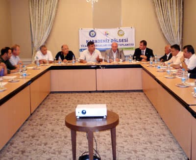 <font face="verdana,geneva" size="2">&quot;Tarım Kanunu'nda belirtilen &ouml;zel depolama yardımı ve piyasa d&uuml;zenlemeleri ve tarım havzaları desteklerine dayanarak verilebilecek bu avans i&ccedil;in gereken finansman ile b&uuml;t&uuml;n genel giderler, hazine tarafından karşılanmalıdır. 2008 fındık sezonun yakın olması nedeniyle uygulamada gerekecek finansmanın kaynağı, bu sezon i&ccedil;in hazine tarafından sağlanmalıdır. Takip edecek d&ouml;nemlerde b&uuml;t&ccedil;e desteğine ek olarak halen TMO'nun stoklarında bulunan fındıkların değerlendirilmesinden elde edilebilecek gelirle kullanılabilir. Bu &ouml;neriler, lisanlı depoculuk sistemiyle fındık ihtisas borsasının altyapısının oluşmasında katkı sağlayacaktır. Sistemin başarılı olması i&ccedil;in TMO'nun FİSKOBİRLİK ile 2008 alım d&ouml;neminde birlikte hareket etmesi, depo ve alım organizasyonlarını da devreye sokarak, sistemin finansman kaynağının hazine tarafından sezon &ouml;ncesinde aktif hale getirilmesi gerekir. &Ouml;nerilen bu sistem tarım kanunun tarımsal destekleme amacı ve ilkelerini i&ccedil;eren maddesiyle uyuşmaktadır.&quot;</font>