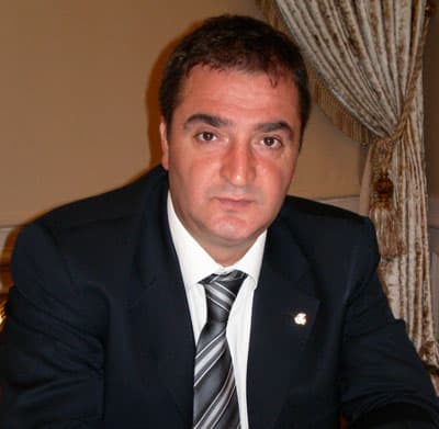 <font face="verdana,geneva" size="2">Akyazı Ticaret Borsası Başkanı Şener Bayraktar ise tarım sekt&ouml;r&uuml;nde planlamanın ger&ccedil;ekleştirilemediğini belirterek, &quot;S&uuml;rd&uuml;r&uuml;lebilir politikalar yok. Se&ccedil;imlerden sonra farklı politikalar uygulanıyor. Bunun başarı getirmesi m&uuml;mk&uuml;n değil. Siyaset&ccedil;i ve &uuml;reticilerin asgari m&uuml;ştereklerde buluşması lazım. Fındık &uuml;retim alanlarına sınırlama getirilmeli. Fındığı s&ouml;kt&uuml;receğiz derken, daha fazla ekildi. Siyasilerde kalıcı &ccedil;&ouml;z&uuml;m &uuml;retecek irade ortaya koymalı ve bu irade se&ccedil;imden se&ccedil;ime değişmemeli. Fındık tanıtım grubu başarıya ulaşamadı. Yıllar itibariyle fındık satışlarında artış olmadı. Bu gruba milyonlarca YTL aktarıldı. Bu &ccedil;alışmalar yerine fındığın değerlendirilmesine y&ouml;nelik faklı alanlar bulabilirsek, daha olumlu sonu&ccedil;lar elde edebiliriz&quot; dedi. &Ccedil;in'in d&uuml;nyadaki b&uuml;y&uuml;k t&uuml;ketim pazarlarından biri olduğunu kaydeden Bayraktar, &quot;&Ccedil;in, T&uuml;rkiye i&ccedil;in b&uuml;y&uuml;k bir pazar. &Ccedil;inlilerin damak tadı oluşturmak i&ccedil;in damak tadı oluşturmalıyız. Fındıklarımızı depolarda &ccedil;&uuml;r&uuml;teceğimize d&uuml;ş&uuml;k fiyatlarda &Ccedil;inlilere satabiliriz. Ulusal Fındık Konseyi amacına uygun &ccedil;alıştırılabilirse fındık &uuml;reticileri i&ccedil;in b&uuml;y&uuml;k bir şanstır. Asgari m&uuml;ştereklerde buluşarak, ortak bir platform oluşturabiliriz. 2008 fındık rekoltesi i&ccedil;in herkes farklı tahminlerde bulunuyor. TZOB, &Ccedil;KS'ye kayıtlı &ccedil;ift&ccedil;iler esas alarak 728 bin tonluk rekolte &ouml;ng&ouml;r&uuml;yor. Fakat fındık &uuml;retimi sadece kayıtlı alanlarda yapılmıyor. İhracat&ccedil;ılar da 900 bin tonluk &uuml;retim bekliyor. Bu farklı tahminlerin ortadan kaldırılması ve kesin bir tahmin yapılması lazım. T&uuml;rkiye ne kadar fındığı ne kadar alanda &uuml;rettiğini bilmiyor. Bu konu planlama &ouml;nem arz ettiği i&ccedil;in bir an &ouml;nce &ccedil;&ouml;z&uuml;m kavuşturulmalı&quot; ifadelerini kullandı. </font>