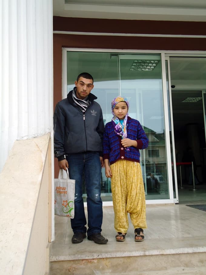2 TL'ye sattığı tesbihlerle kardeşini okutuyor