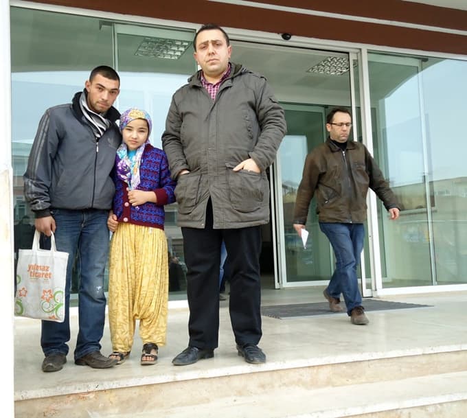 2 TL'ye sattığı tesbihlerle kardeşini okutuyor