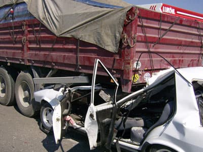 Tır Kasasının Altına Giren Otomobilden Sağ Çıktılar