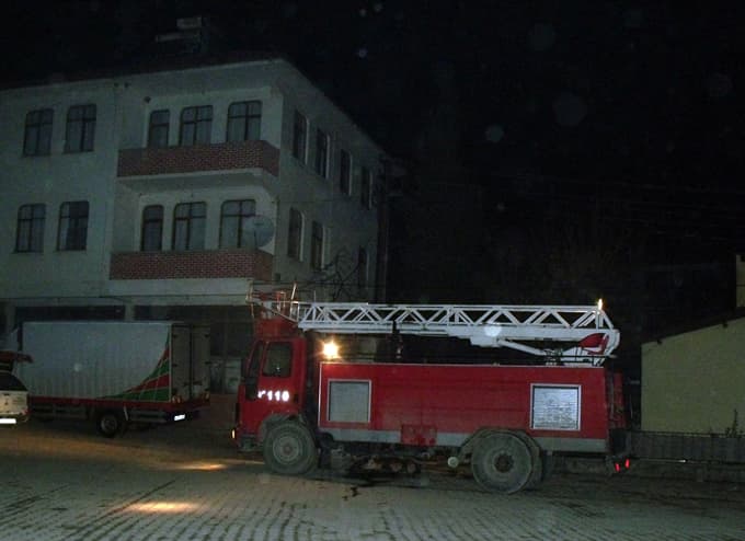 Elektrik direğinden çıkan yangın korkuttu