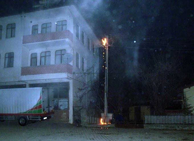 Elektrik direğinden çıkan yangın korkuttu