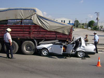 Tır Kasasının Altına Giren Otomobilden Sağ Çıktılar