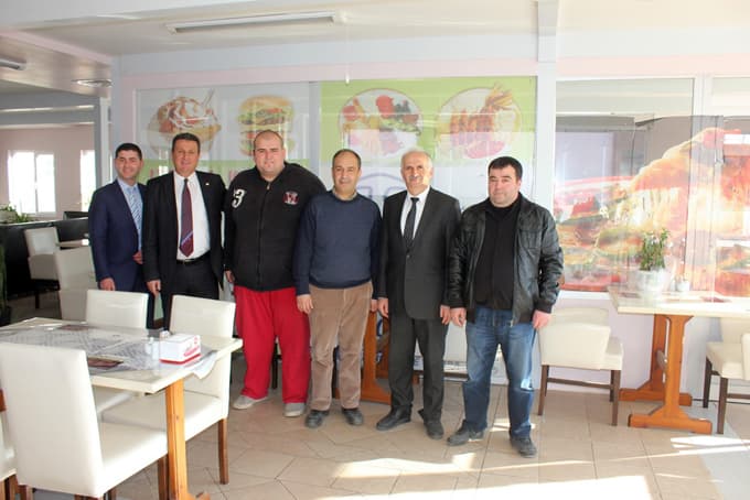 Başkan Özel'den gazetecilere jest