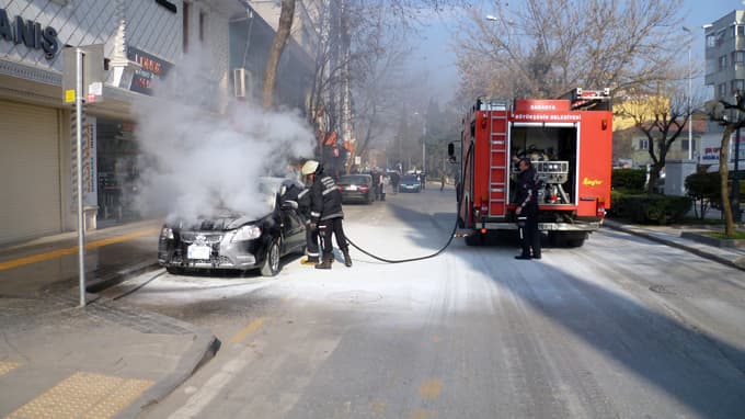 Uyarıları dikkate almadı, otomobili yandı