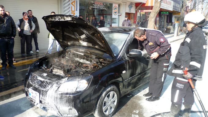 Uyarıları dikkate almadı, otomobili yandı